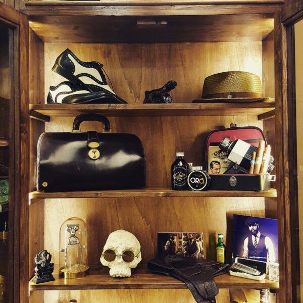 Espositore del salone BoyscluB a Palermo con accessori e prodotti da barba